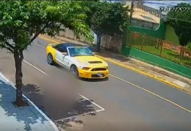 Imagem da noticia Vídeo: motorista de Mustang atropela e mata idoso no Paraná