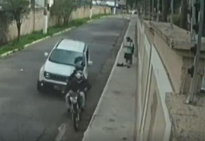 Homem atropela criminosos ao presenciar assalto em SP Homem atropela criminosos ao presenciar assalto em SP