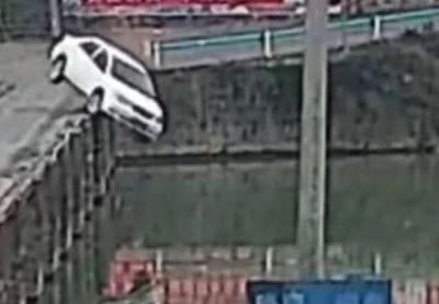 Motorista novato cai com carro em rio 10 minutos após receber carteira de habilitação Motorista novato cai com carro em rio 10 minutos após receber carteira de habilitação