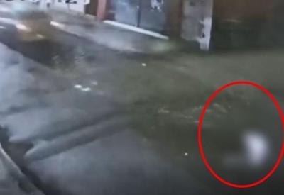 Mulher morre após ser perseguida e atropelada pelo marido no Rio Mulher morre após ser perseguida e atropelada pelo marido no Rio