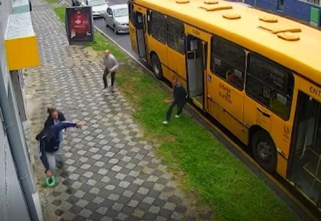 Imagem da noticia Vídeo: Passageiros de ônibus perseguem ladrão e impedem assalto