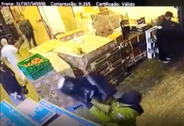 Imagem da noticia Quadrilha invade e faz arrastão em mercado na zona sul de SP