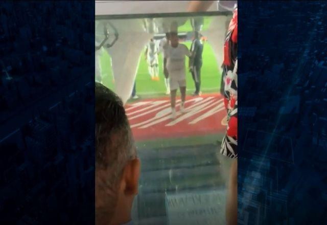 Imagem da noticia Jogadores do Santos são chamados de macaco por torcedor na Vila