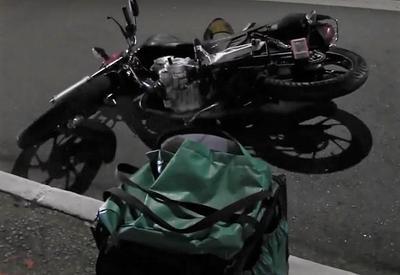 Após ser assaltado, motorista persegue e atropela bandidos Após ser assaltado, motorista persegue e atropela bandidos