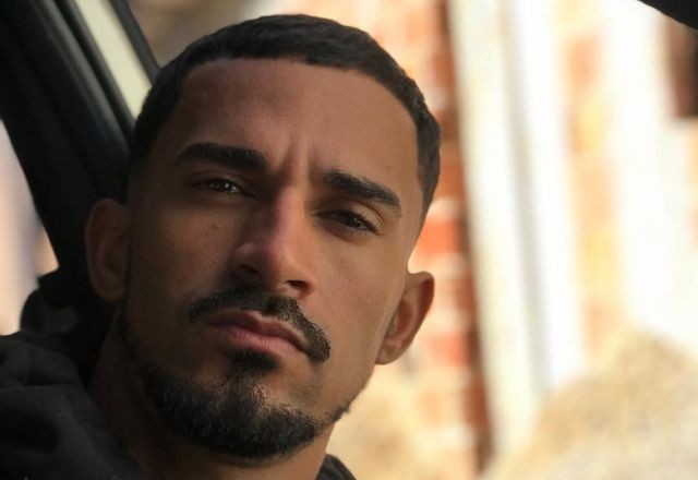 Imagem da noticia Motoboy morre após bater em padaria no Rio; perícia encontra bala na cabeça