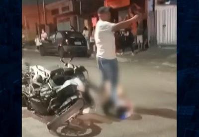 Criminosos tentam roubar moto de policial à paisana e são baleados Criminosos tentam roubar moto de policial à paisana e são baleados