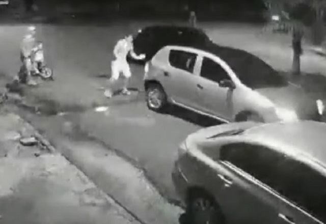 Imagem da noticia Flagrante: pai e filho são atropelados após briga com motorista