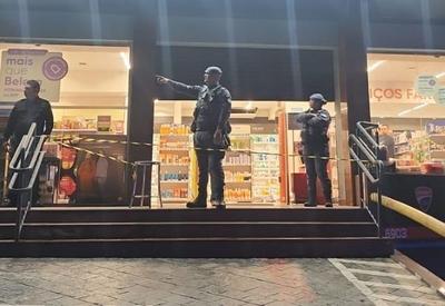 Taxista é confundido com segurança e acaba baleado durante assalto a farmácia no Morumbi (SP) Taxista é confundido com segurança e acaba baleado durante assalto a farmácia no Morumbi (SP)