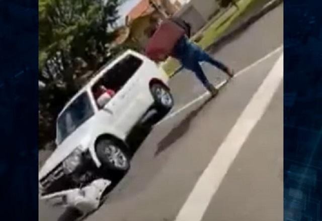 Imagem da noticia Discussão de trânsito termina em pancadaria e atropelamento