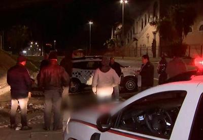 Homem em situação de rua é assassinado a facadas após briga Homem em situação de rua é assassinado a facadas após briga