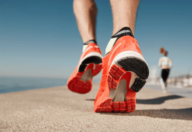 Imagem da noticia Mudar a forma de caminhar pode aliviar dores no joelho sem remédios ou cirurgia, diz estudo