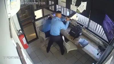 VÍDEO: Mulher é agredida com capacete por colega de trabalho em Salvador (BA) VÍDEO: Mulher é agredida com capacete por colega de trabalho em Salvador (BA)