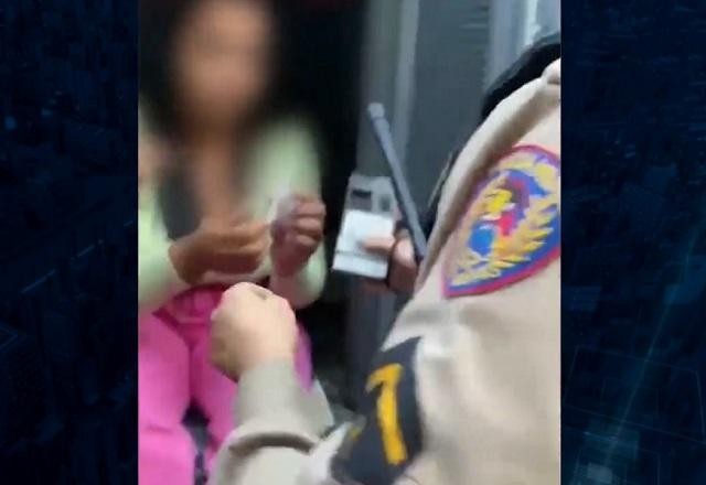 Imagem da noticia Embriagada e racista: mulher é presa após ser flagrada sem capacete