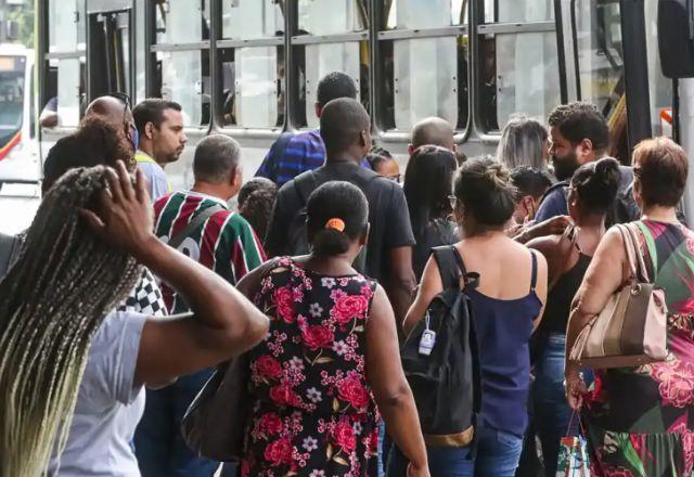Coceira e queda de cabelo: o alerta do couro cabeludo que você não pode ignorar Coceira e queda de cabelo: o alerta do couro cabeludo que você não pode ignorar