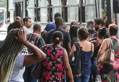 Coceira e queda de cabelo: o alerta do couro cabeludo que você não pode ignorar Coceira e queda de cabelo: o alerta do couro cabeludo que você não pode ignorar