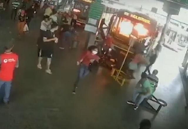 Imagem da noticia Mulher põe fogo em motorista de ônibus de Anápolis (GO)