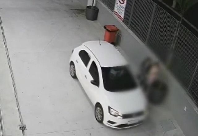 Imagem da noticia Motorista de app agride, derruba e quase arrasta mulher com filha no colo