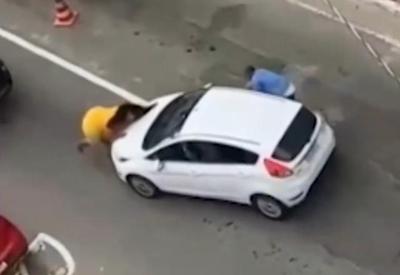 ES: motorista de aplicativo tenta atropelar casal em Vila Velha ES: motorista de aplicativo tenta atropelar casal em Vila Velha