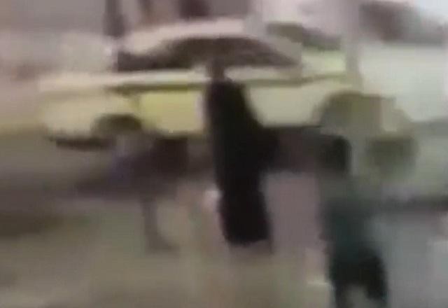 Imagem da noticia RJ: pedestre é atacada por homem com "voadora" no meio da rua