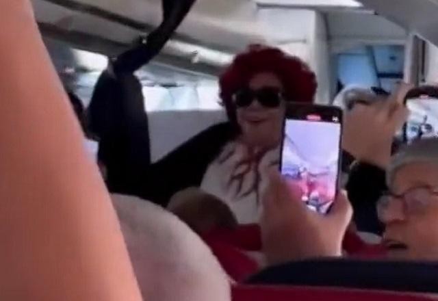 Imagem da noticia Atraso em voo rende "show" exclusivo de Alcione em avião