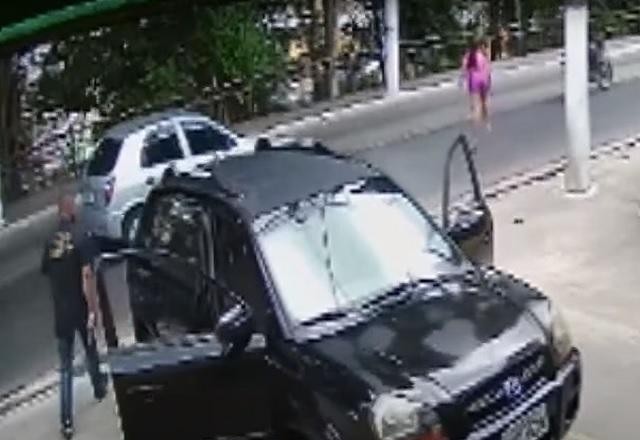 Imagem da noticia Homem atira contra companheira na frente de base da PM