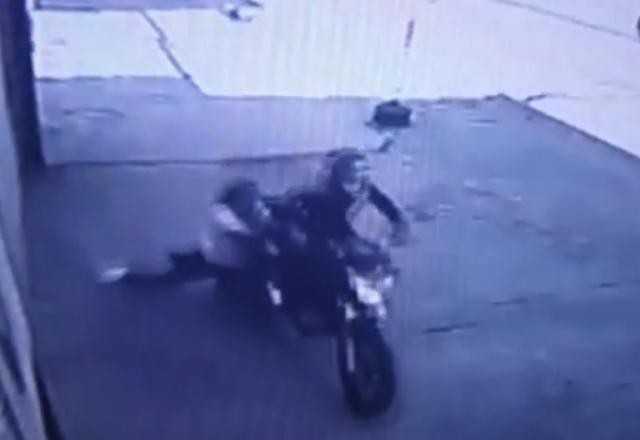 Imagem da noticia Mulher é arrastada por motoqueiro durante assalto no Rio