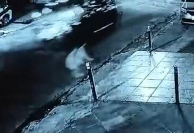 Idosa é arrastada após ficar pendurada pelo cinto durante assalto Idosa é arrastada após ficar pendurada pelo cinto durante assalto