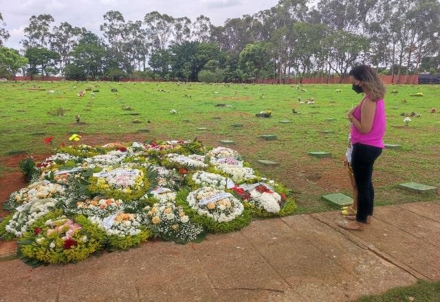 Imagem da noticia Fãs prestam homenagem a Marília Mendonça em cemitério de Goiânia
