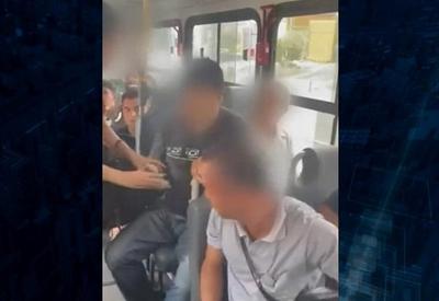 Passageira expõe assediador dentro de ônibus após homem tirar fotos Passageira expõe assediador dentro de ônibus após homem tirar fotos
