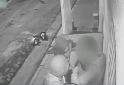 Mulher sofre aborto após ser vítima de assalto violento em SP Mulher sofre aborto após ser vítima de assalto violento em SP