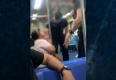 SP: idosa homofóbica é retirada de metrô após ofender casal SP: idosa homofóbica é retirada de metrô após ofender casal