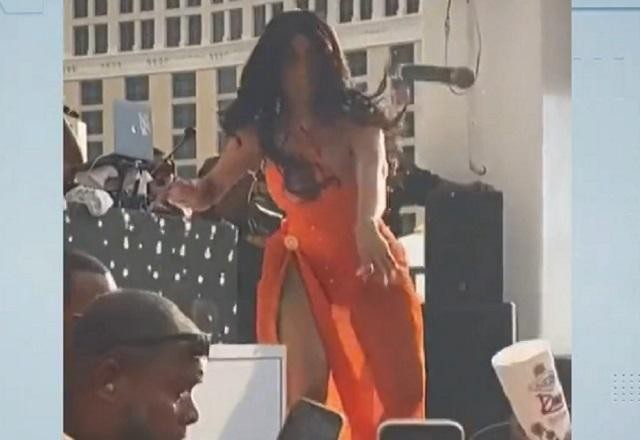 Imagem da noticia Microfone atirado em fã por Cardi B durante show vai a leilão