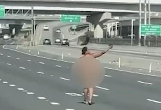 Imagem da noticia Mulher nua é flagrada atirando em carros em rodovia movimentada