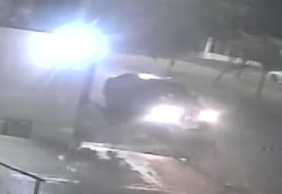 Mulher escapa de tentativa de sequestro pulando de carro em movimento Mulher escapa de tentativa de sequestro pulando de carro em movimento