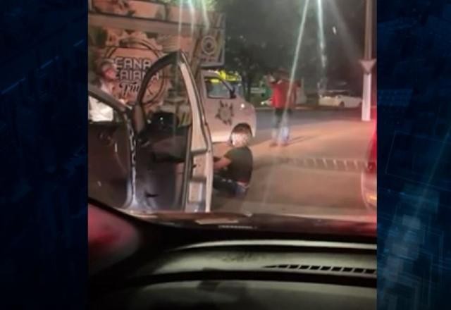 Imagem da noticia Após aumento, mulher deita na frente de carro para impedir fura-fila em posto