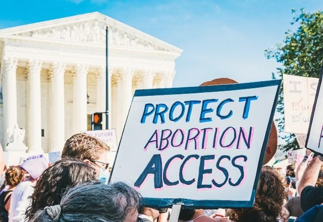 Imagem da noticia Aborto nos EUA: Empresas anunciam que vão custear viagens para funcionárias