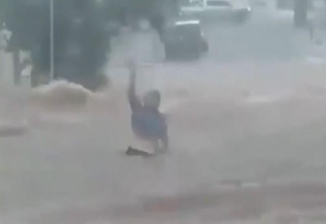 Imagem da noticia Vídeo mostra mulher caindo em enxurrada antes de desaparecer