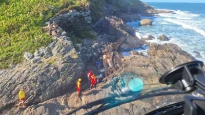 Mulher sofre queda em trilha e resgate mobiliza helicóptero da PM em praia de SC Mulher sofre queda em trilha e resgate mobiliza helicóptero da PM em praia de SC