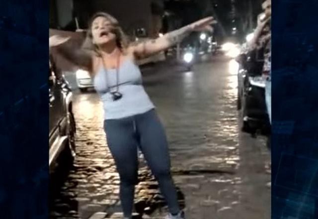 Imagem da noticia Motorista embriagada bate em carros e discute com pedestres