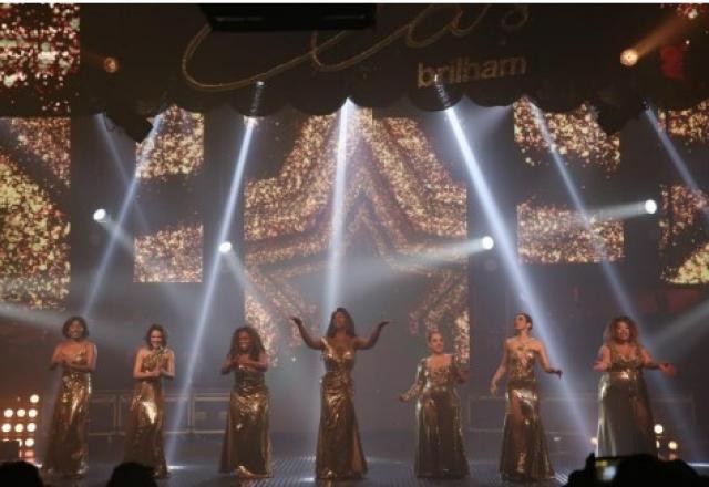 Imagem da noticia "Elas Brilham" homenageia mulheres cantoras em palco teatral