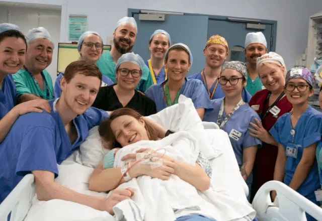 Imagem da noticia Mulher dá à luz após receber transplante de útero da irmã, no Reino Unido