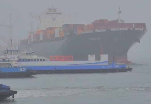 Imagem da noticia Vídeo: Navio colide com atracadouro de balsas no Porto de Santos