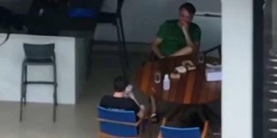 Defesa de Bolsonaro nega uso de celular durante visita de Nikolas Ferreira Defesa de Bolsonaro nega uso de celular durante visita de Nikolas Ferreira