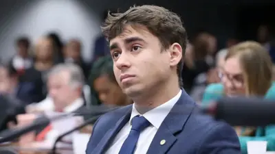 Defesa de Bolsonaro nega uso de celular durante visita de Nikolas Ferreira Defesa de Bolsonaro nega uso de celular durante visita de Nikolas Ferreira