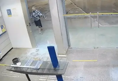 Suspeito que quebrou porta de banco é preso no DF após romper tornozeleira Suspeito que quebrou porta de banco é preso no DF após romper tornozeleira