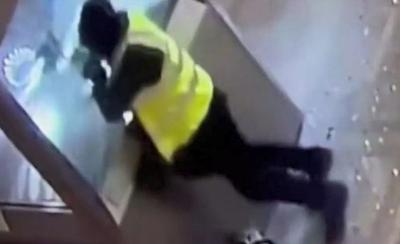 Emissora divulga novas imagens do roubo ao Museu do Louvre; veja vídeo Emissora divulga novas imagens do roubo ao Museu do Louvre; veja vídeo