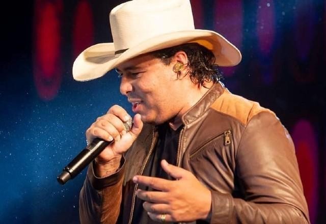 Imagem da noticia Pneu estourado é apontado como causa do acidente que matou cantor Aleksandro