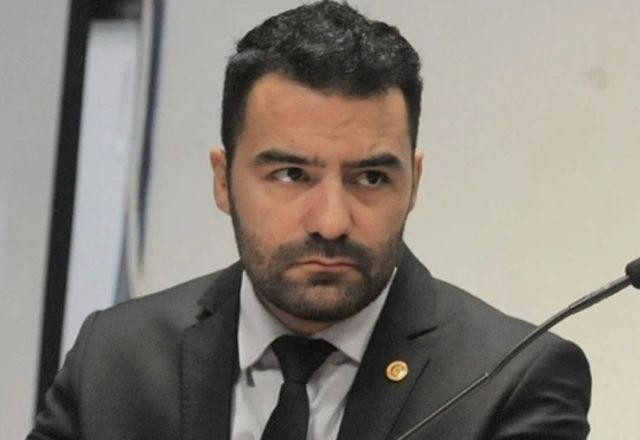 Imagem da noticia Comissão dá aval para processo de cassação de "Mamãe Falei"