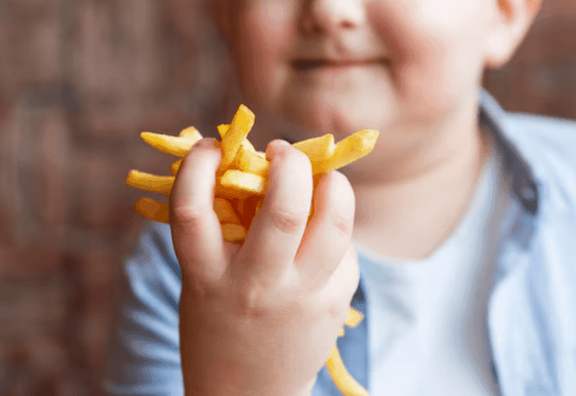 Imagem da noticia Pela primeira vez, obesidade supera subnutrição entre crianças e adolescentes