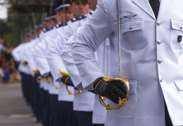 Imagem da noticia Decreto permite militares em cargos públicos por tempo indeterminado